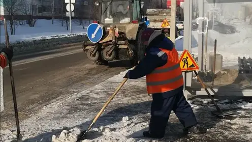 В Барнауле с начала зимнего сезона для посыпки тротуаров использовали около 632 тонн песка