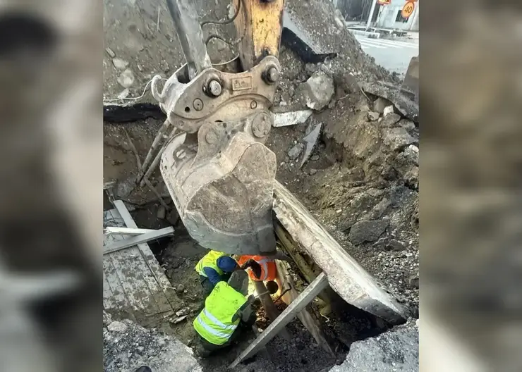 В Красноярске приступили к устранению аварии на водопроводе: начались сварочные работы