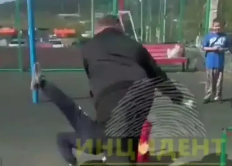 В Иркутске здоровый мужик швырнул 10-летнего ребенка на асфальт (видео)