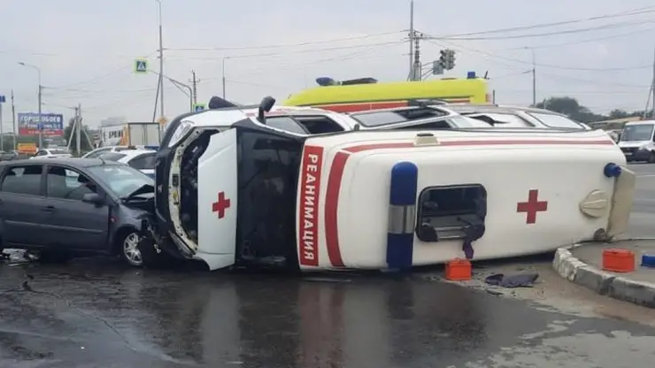 В Омске автоледи ехала на «красный» и врезалась в скорую помощь