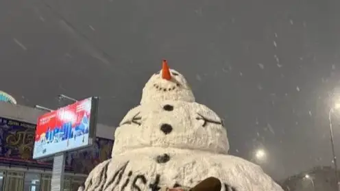 В Кемерове появился огромный двухметровый снеговик-достопримечательность