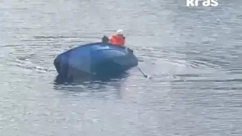 На Абаканской протоке в Красноярске перевернулась лодка с отдыхающими. Под водой оказались и дети