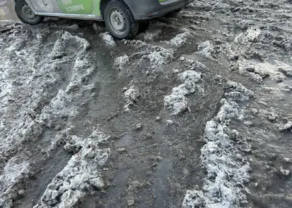 Подтаявшая за теплую среду снежная масса на дорогах Красноярска утром превратилась в лед:  люди жалуются, что ходить опасно