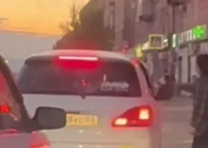 В Улан-Удэ девушка закинула грязную бутылку в салон водиетеля-грязнули, которую он бросил на газон (видео)