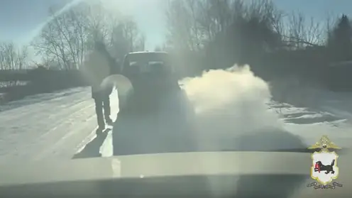 Полицейским в Иркутской области пришлось на ходу останавливать автомобиль, на котором пыталась скрыться наркосбытчица