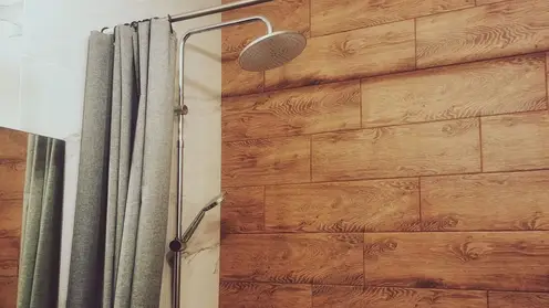 Без холодной воды сидят жители Саяногорска больше суток. Когда ее вернут неизвестно