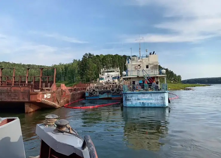 Разлившееся с теплохода дизтопливо полностью откачали в Казачинском районе Красноярского края