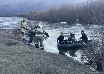 В Забайкалье спасатели сняли двоих детей с дрейфующей льдины