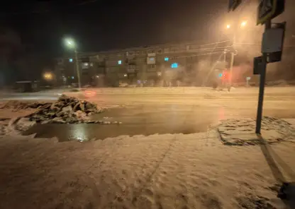 Вода вытекла на проезжую часть в Красноярске в 40-градусный мороз