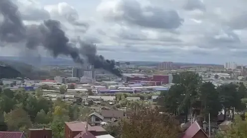 Крупный пожар произошел в здании с торговыми павильонами в Иркутске