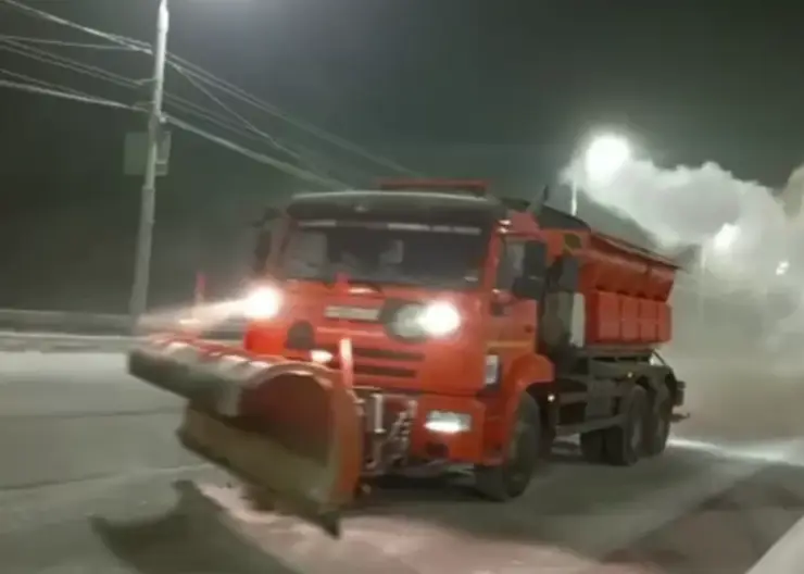 96 единиц спецтехники вышли на борьбу со скользкими дорогами в Красноярске