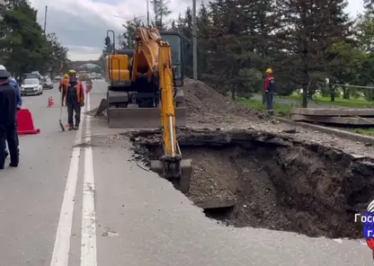 В центре Красноярска провалился асфальт на двух полосах движения. Там огромная пробка