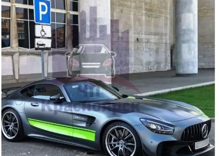 В Красноярске водителя дорого Mercedes оштрафовали за парковку на месте для инвалидов