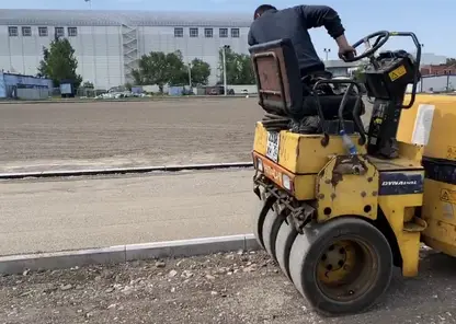 В Красноярске укладывают искусственное покрытие на полях спорткомплекса «Металлург»