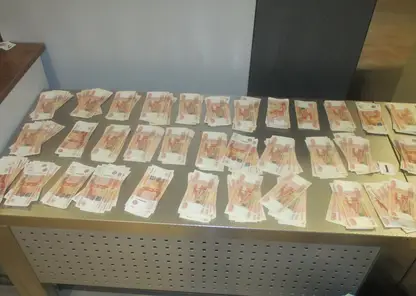 Двое иностранцев пытались вывезти из Красноярска в Узбекистан пять с половиной миллионов