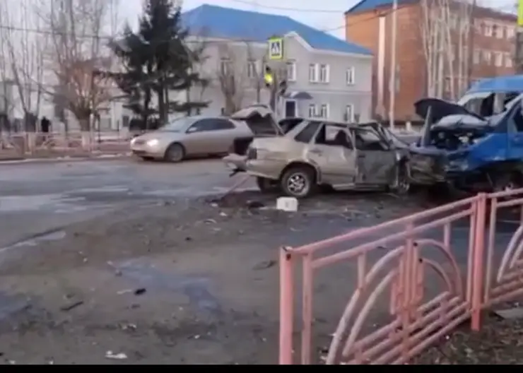 В Иркутской области в аварии с микроавтобусом и легковушкой погибли два человека