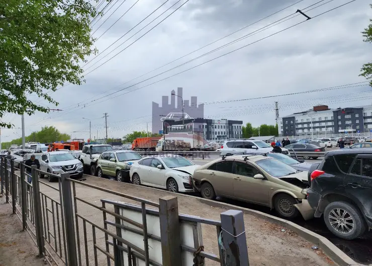 12 автомобилей пострадали в массовой аварии на ул. Пограничников в Красноярске
