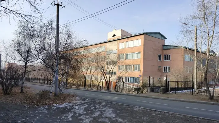 Короткое замыкание произошло в школе Читы — ученики сняли огонь на видео