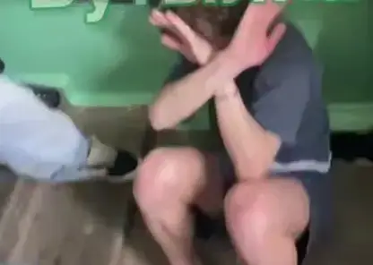 «Еще раз сестру мою обидишь»: толпа гопников жестко избила кудрявого парня в подъезде в Братске