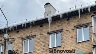 Красноярцы заметили на крышах «сосульки-убийцы» после потепления на улице