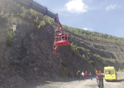 В Красноярском крае заблудившуюся в лесу женщину спасли с помощью крана с люлькой
