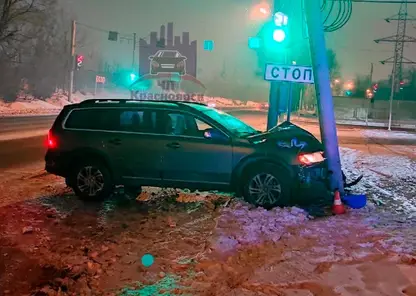 В Красноярске задержали водителя, который врезался в столб и сбежал, бросив пострадавшего пассажира