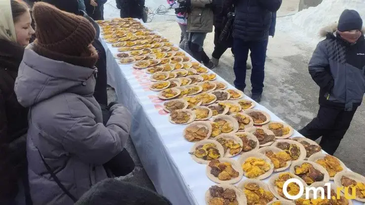 В Омске на Масленице приготовили больше двух тысяч тыквенных оладий и установили рекорд