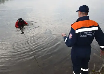 Спасатели достали из озера автомобиль с погибшей женщиной под Красноярском