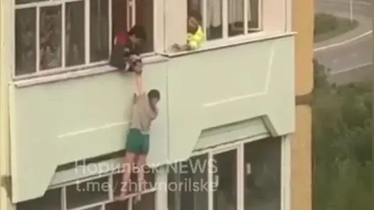 В Норильске 21-летний вахтовик спас девушку, повисшую на балконе