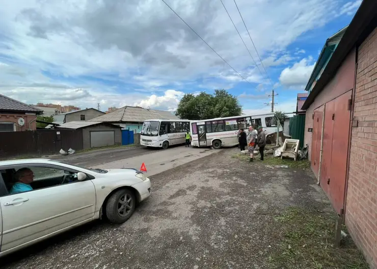 На правобережье Красноярска автобус въехал в забор жилого дома  