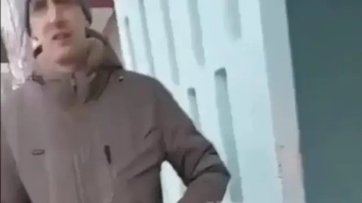 «Знаешь эту дядьку?»: в Красноярске мужчина прогнал незнакомца, беседующего с девочкой у подъезда