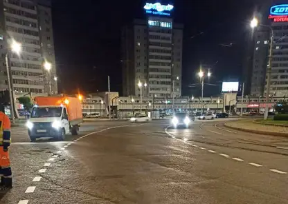 В Красноярске на кольце Предмостной площади нанесли дорожную разметку