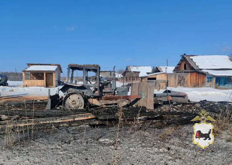 Синий трактор - все. Обиженный мужчина сжег гараж соседа с машиной внутри в Иркутской области