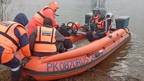 В Красноярском крае спасатели организовали временную переправу через реку Чулым в селе Александровка