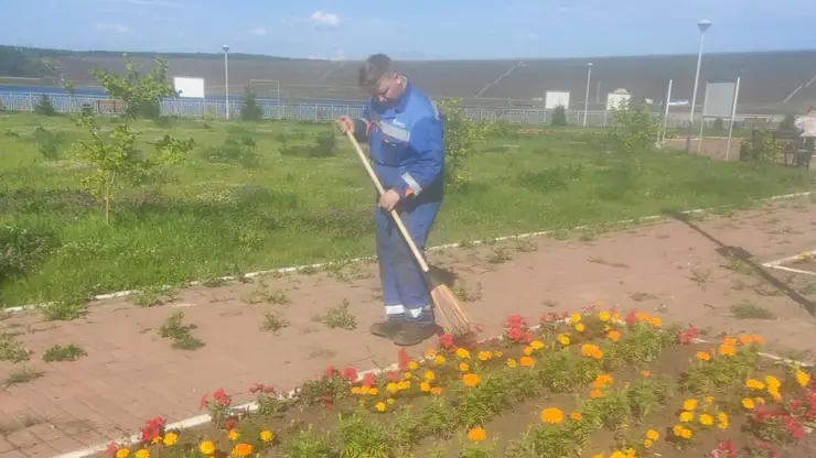 Сотрудники Богучанской ГЭС провели субботник на Аллее Славы