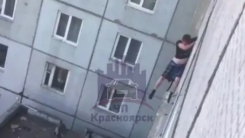 В Красноярске с третьего этажа выпал 39-летний мужчина