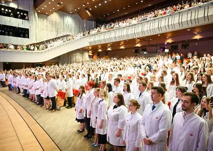 В Красноярске 650 выпускников КрасГМУ дали клятву врача