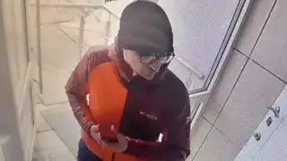 В Ачинске мужчина в оранжевой куртке ограбил ювелирный магазин на 5 млн рублей