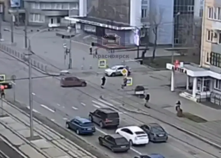 В Красноярске 14-летний самокатчик попал под колёса автомобиля на Красрабе