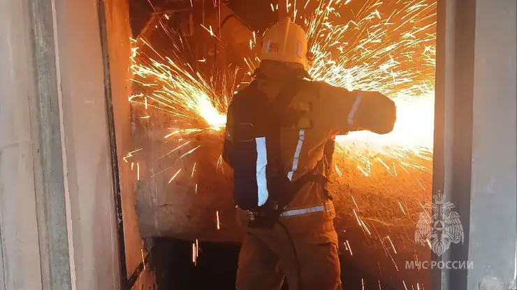 Хозпостройки и машина сгорели при пожаре в Енисейске