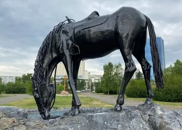 В Красноярске скульптуру «Лошадь Белая» на Стрелке перекрасили в чёрный цвет