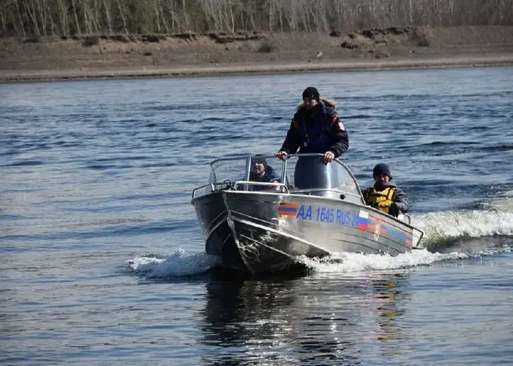 Спасатели помогли троим рыбакам на Красноярском водохранилище, которые не смогли вернуться из-за поломки в лодке