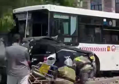 Автобус смял автомобиль такси в центре Красноярска