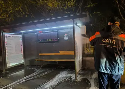 На улицах Красноярска моют остановки от грязи и пыли