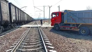 В Приморье грузовик выехал на железнодорожный переезд и врезался в поезд