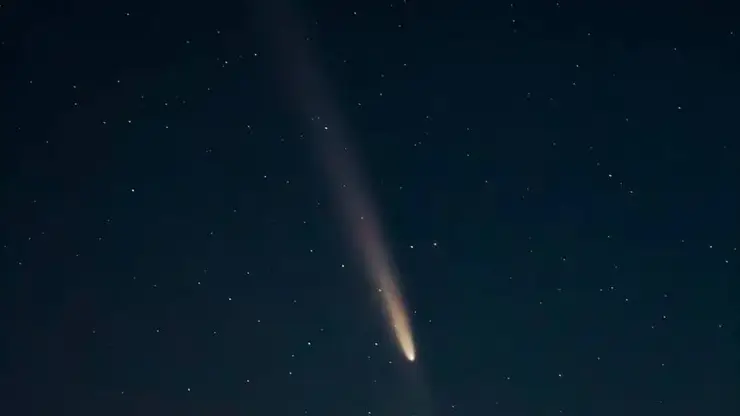 Житель Красноярска запечатлел редкую комету с зеленым свечением