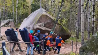 Молодой парень поскользнулся и упал с высокой скалы в нацпарке «Красноярские Столбы» Молодой парень поскользнулся и упал с высокой скалы в нацпарке «Красноярские Столбы»