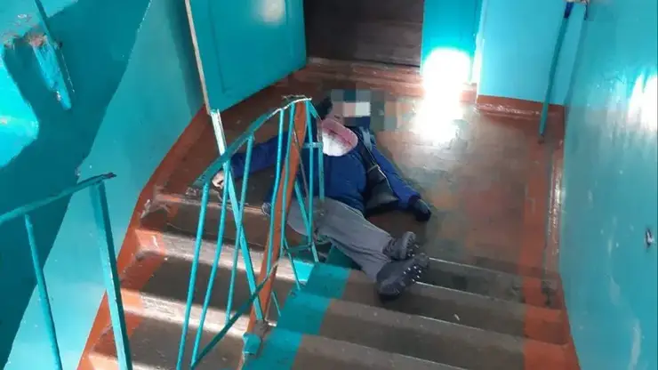 Хлипкие перила не выдержали? Пенсионерка убилась в подъезде ачинского общежития