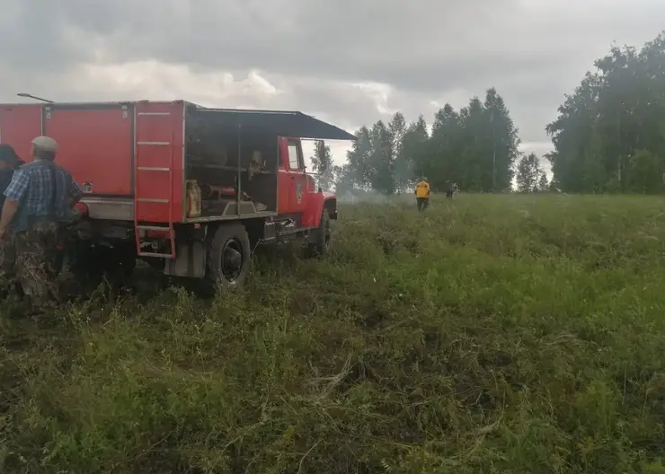 Молния ударила в опору ЛЭП в Каратузском районе, вызвав крупный ландшафтный пожар