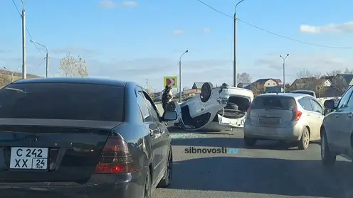 На въезде в Солнечный машина перевернулась на скользкой дороге